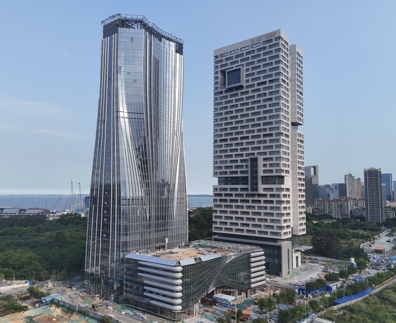 厦门农商银行总部大厦塔身幕墙顺利落成